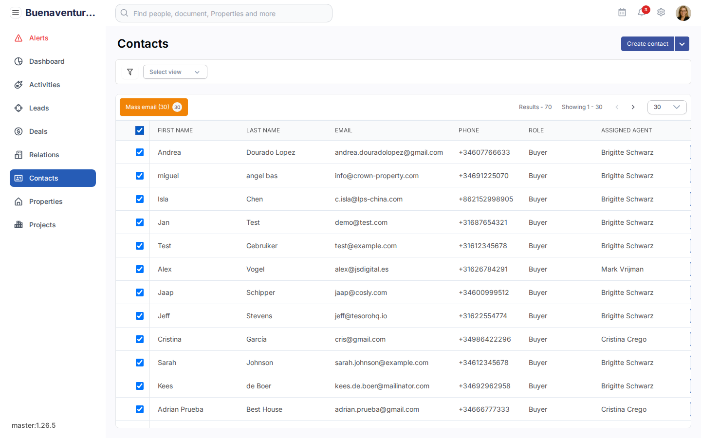 Contacts-lijst met 30 records geselecteerd. Werkbalk toont alleen één knop: Mass email (30).