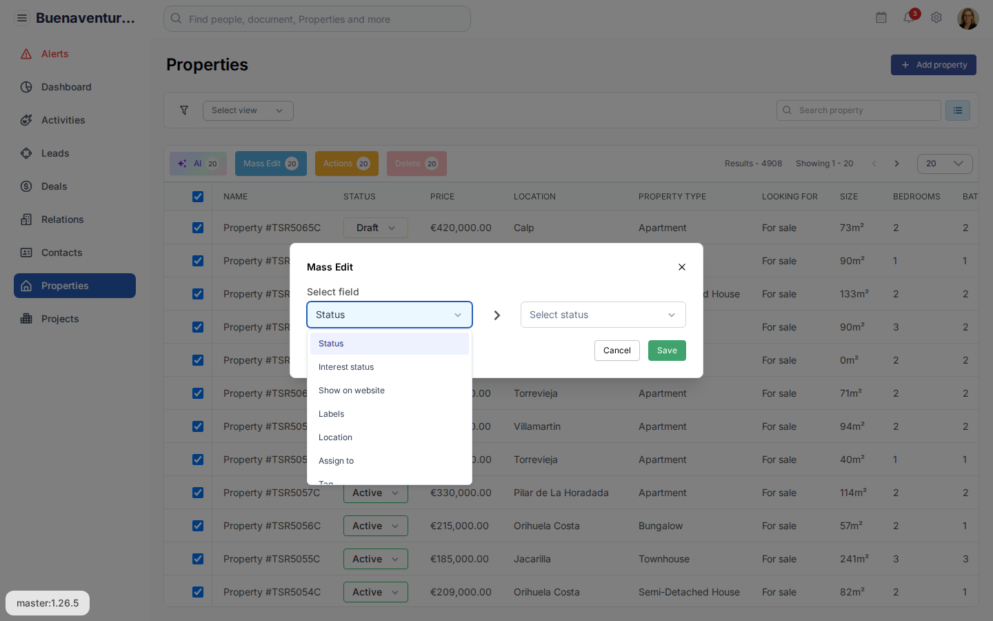 Mass Edit dialog voor woningen met dropdown open: Status, Interest status, Show on website, Labels, Location, Assign to, Tag, Province.