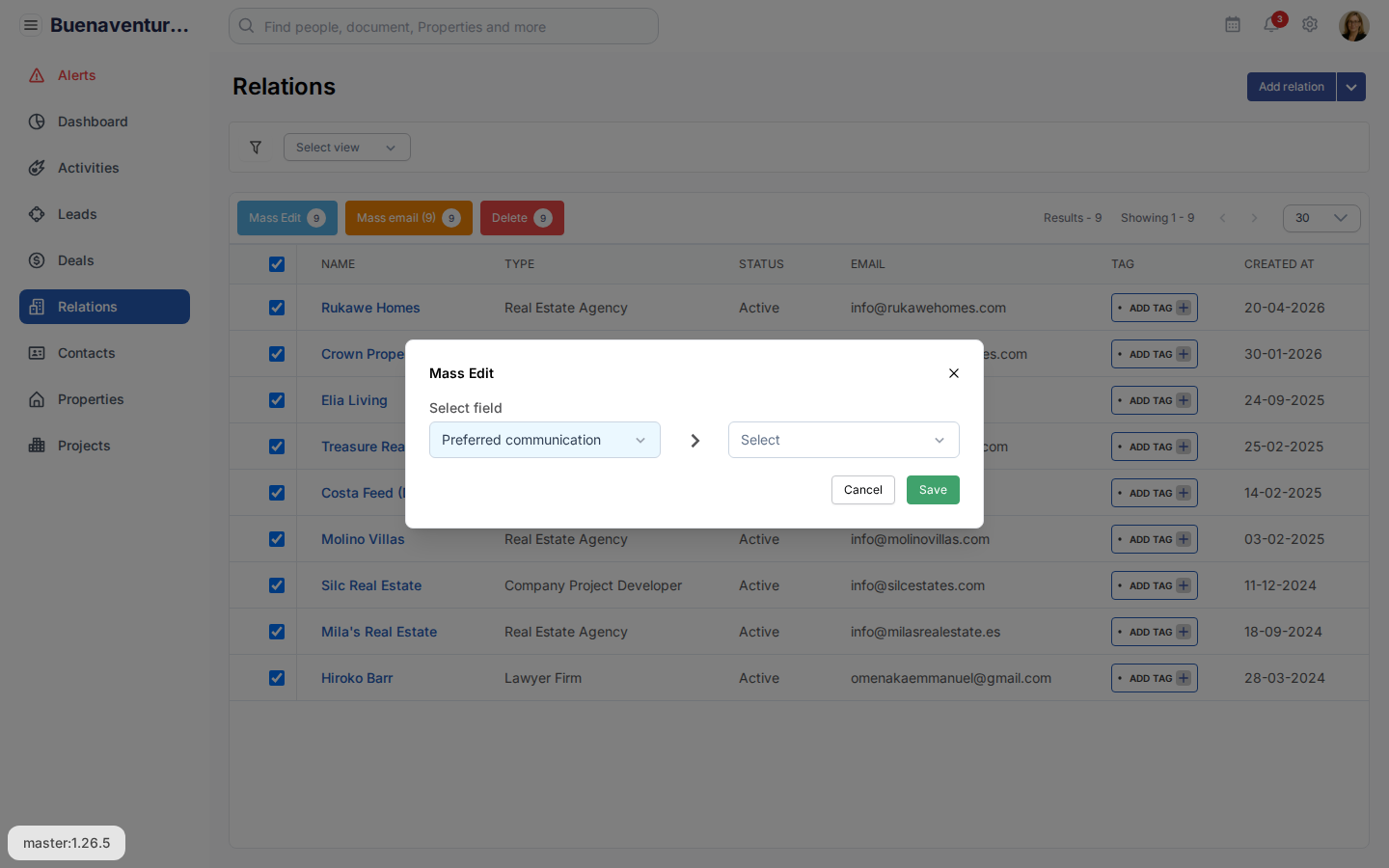 Relations Mass Edit dialog met velden-dropdown: Preferred communication, Status, Credit terms, Tag.