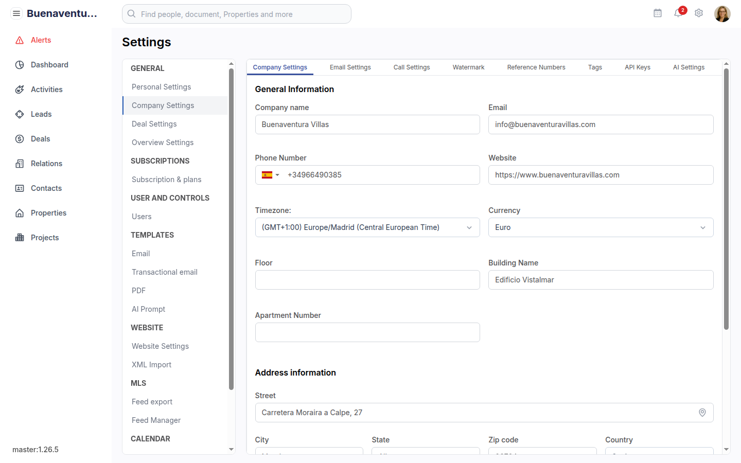 Settings pagina met Company Settings tab actief, sidebar met groepen en tabbladen bovenaan