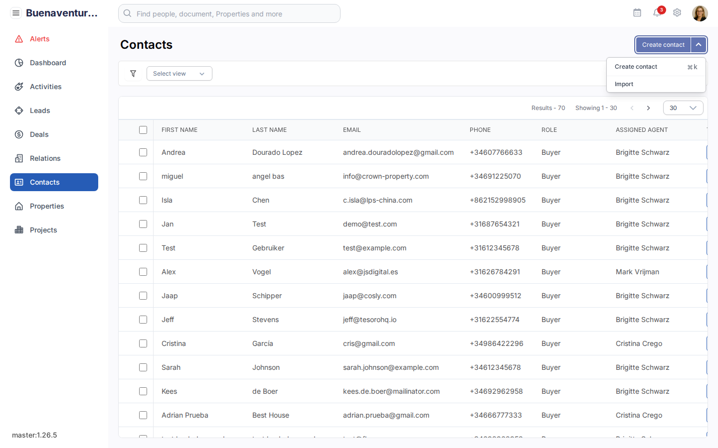 Contacts-lijst met de Create contact split-button uitgeklapt: twee opties zichtbaar, 'Create contact' met sneltoets command-k en 'Import'.